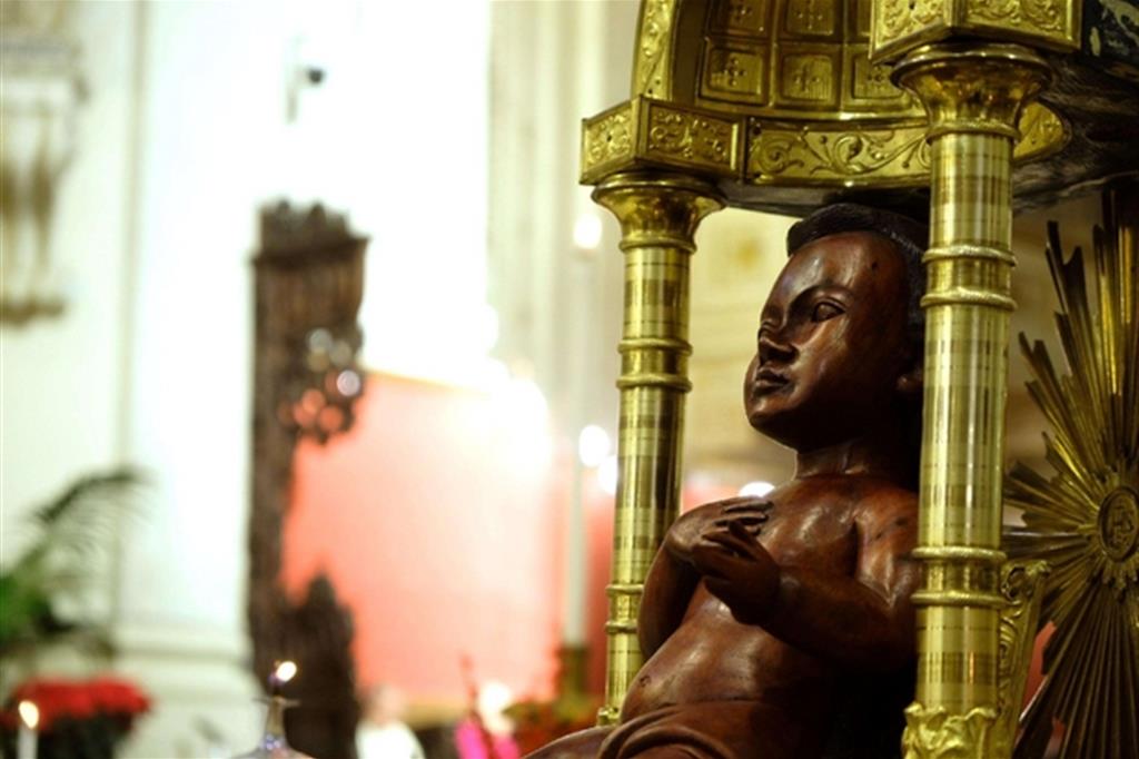 Il Bambino Gesù deposto sull'altare della cattedrale della città, dove si trovano anche le spoglie di don Pino Puglisi, il parroco di Brancaccio ucciso dalla mafia e proclamato beato a Palermo 25 dicembre 2019