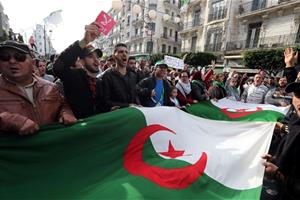 Un'Algeria divisa alle urne cerca il dopo-Bouteflika