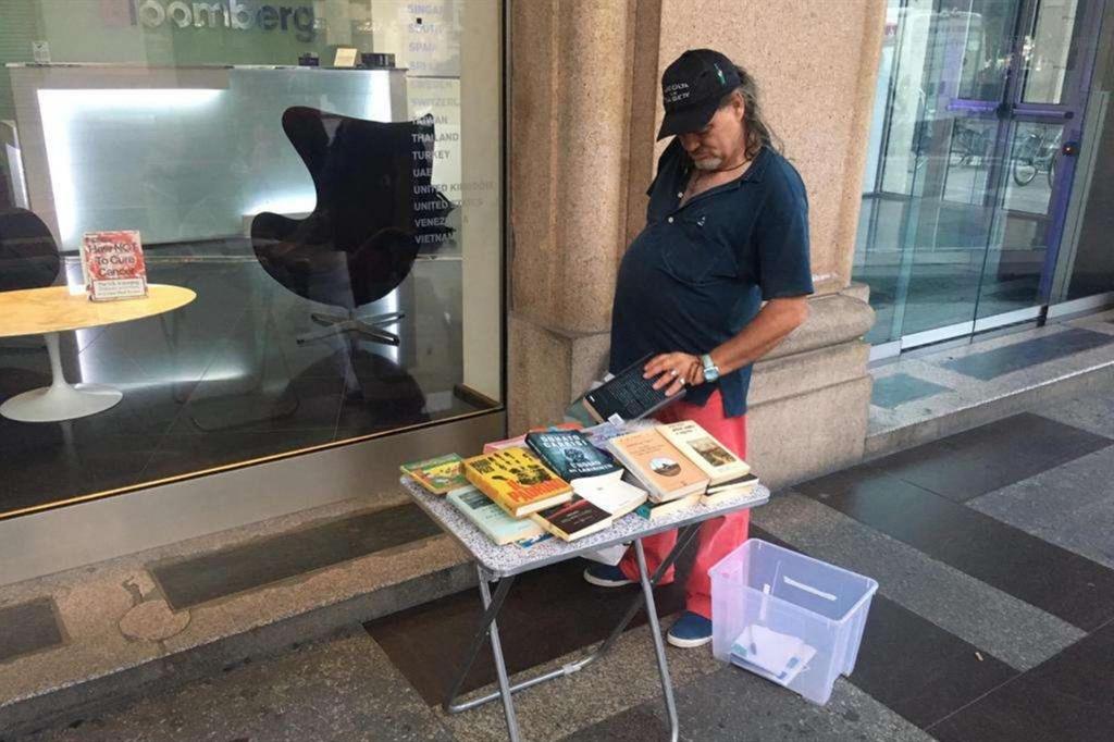 Milano: uno dei banchetti con i libri per i senza dimora allestiti dai volontari di Ronda della Carità