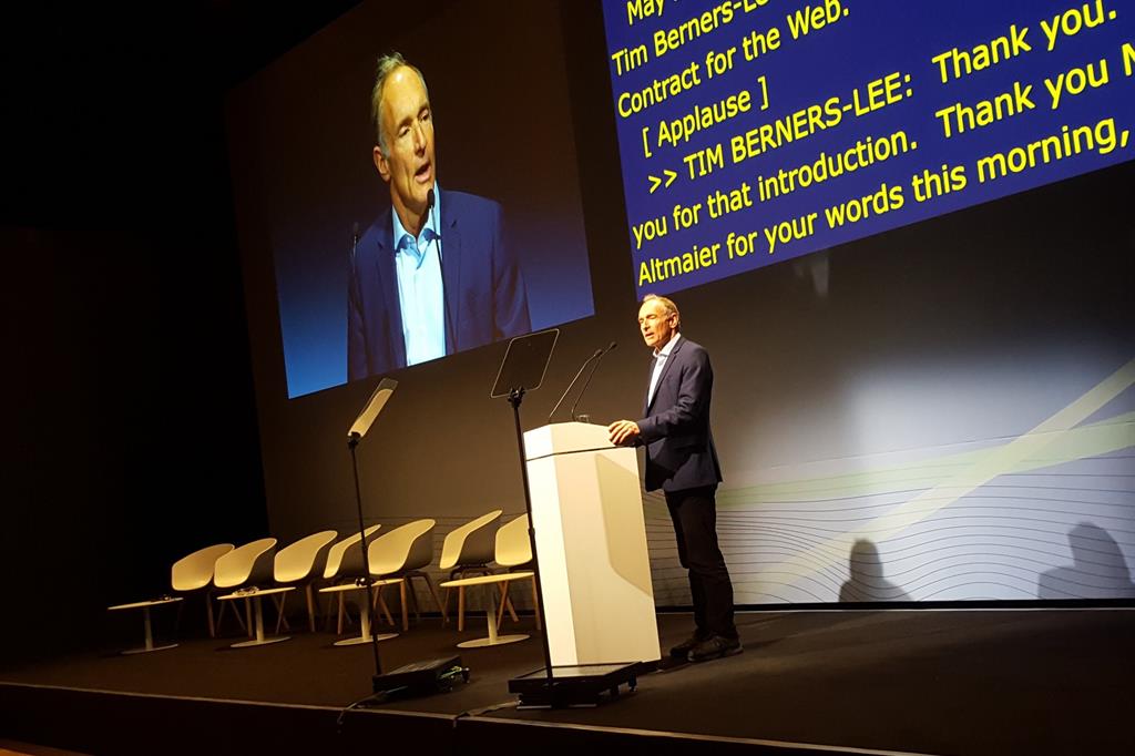 L'intervento di Tim Berners-Lee all'Internet Global Forum 2019 (foto da Twitter)