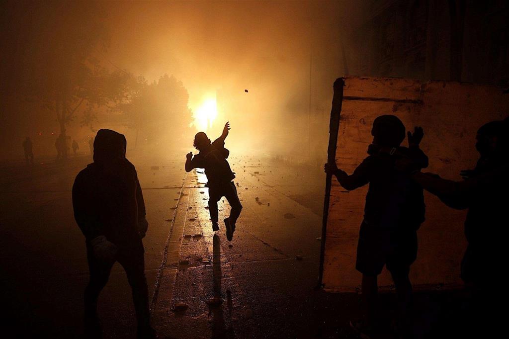 Nuovi scontri a Santiago del Cile: le proteste sono scoppiate lo scorso 18 ottobre (Ansa)
