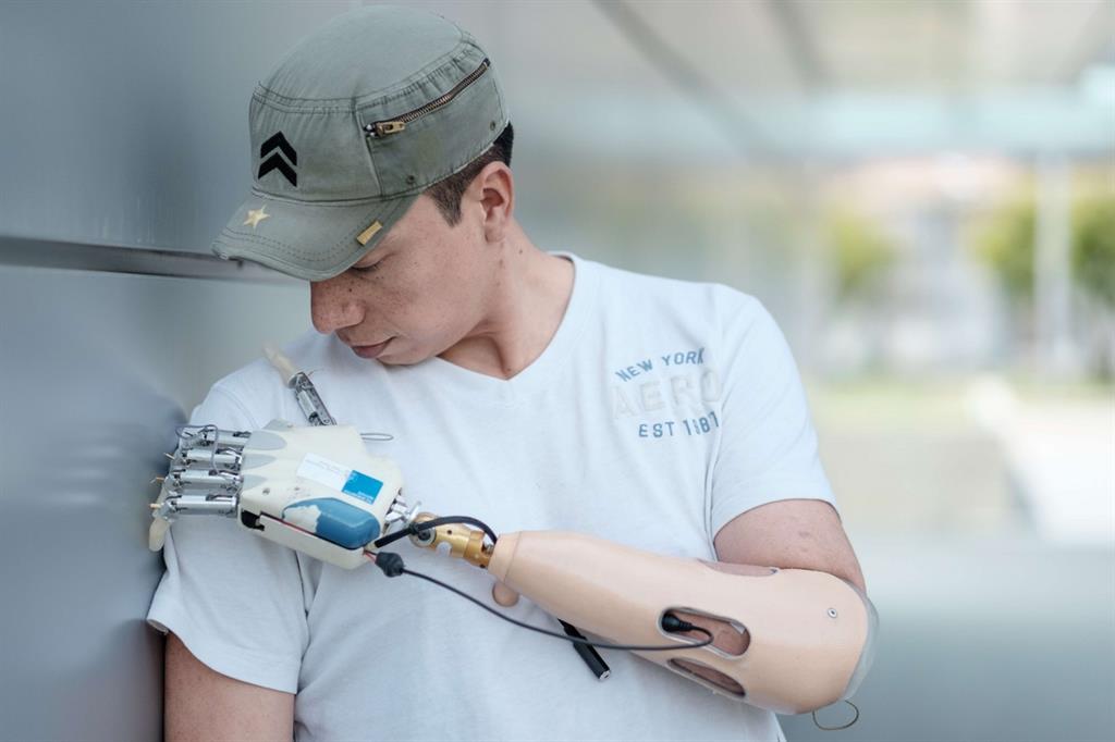 E' realtà la mano bionica - artificiale ma con tatto - collegata al cervello