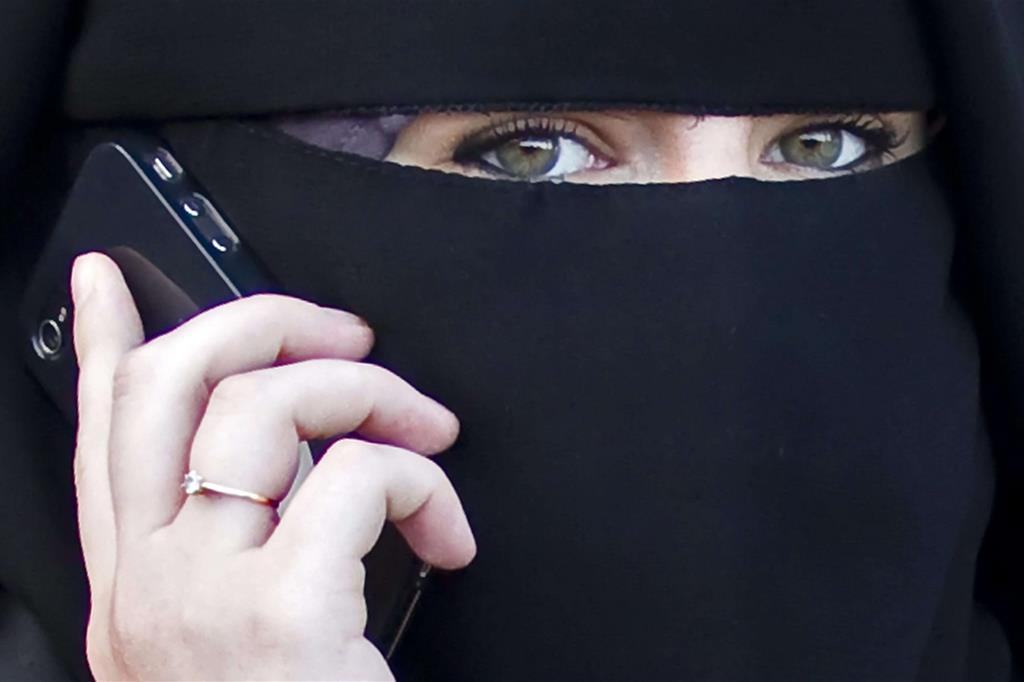 Una donna saudita al cellulare (Ansa)