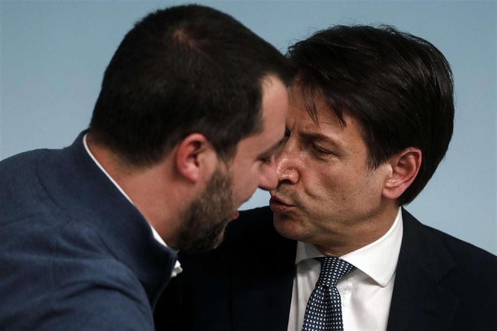 Tensione alle stelle nel governo. Salvini e Conte discutono (Ansa)