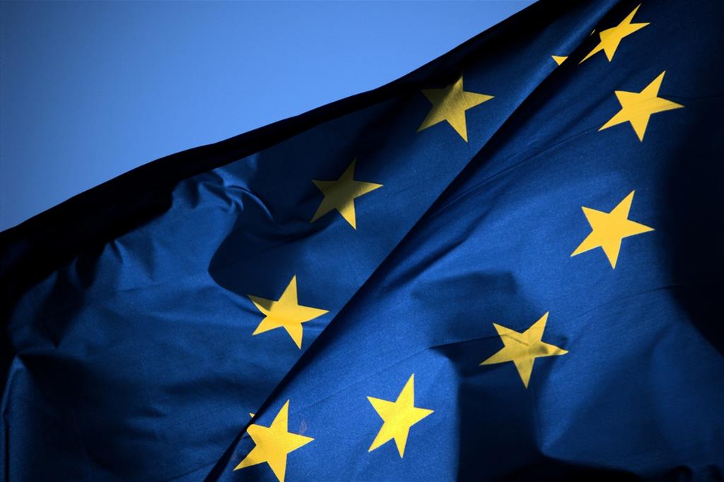 La bandiera dell'Unione Europa, un cerchio di dodici stelle in campo blu