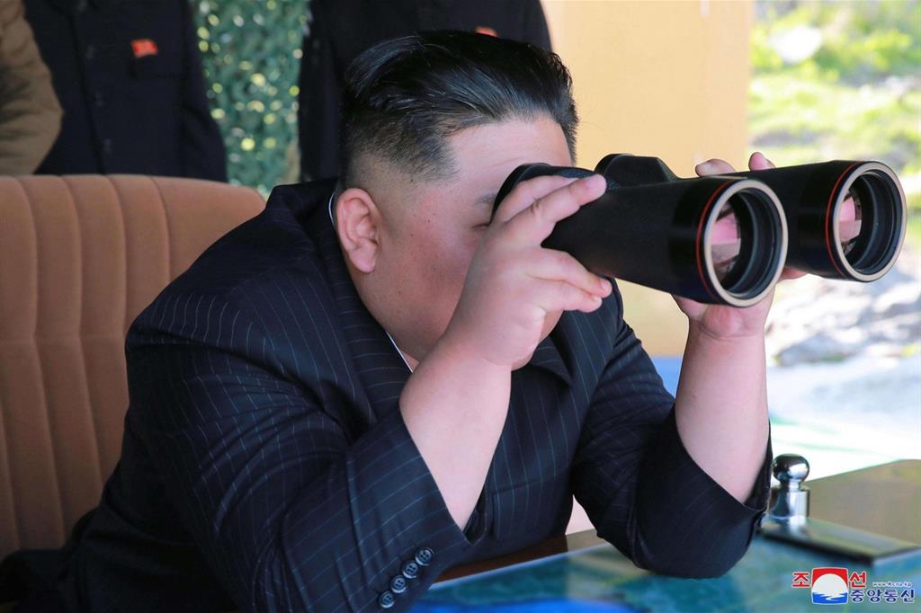 Il leader nordcoreano Kim Jong-un osserva il lancio dei missili (Ansa)