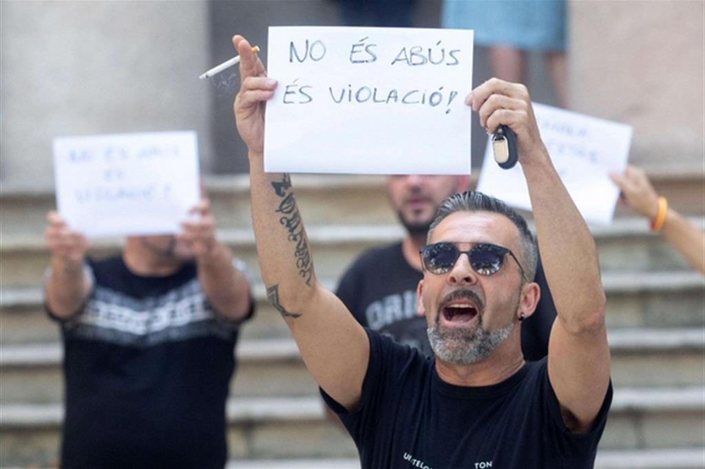 Protesta a Barcellona, fuori del tribunale, dopo la sconcertante sentenza (Ansa)
