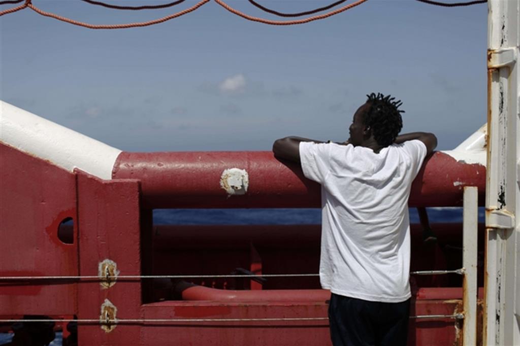 Un uomo a bordo della Ocean Viking (ANSA/AP Photo/Renata Brito) Copyright 2019 The Associated Press