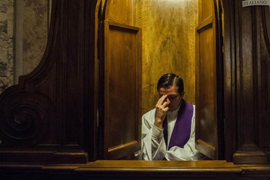 Un sacerdote al confessionale