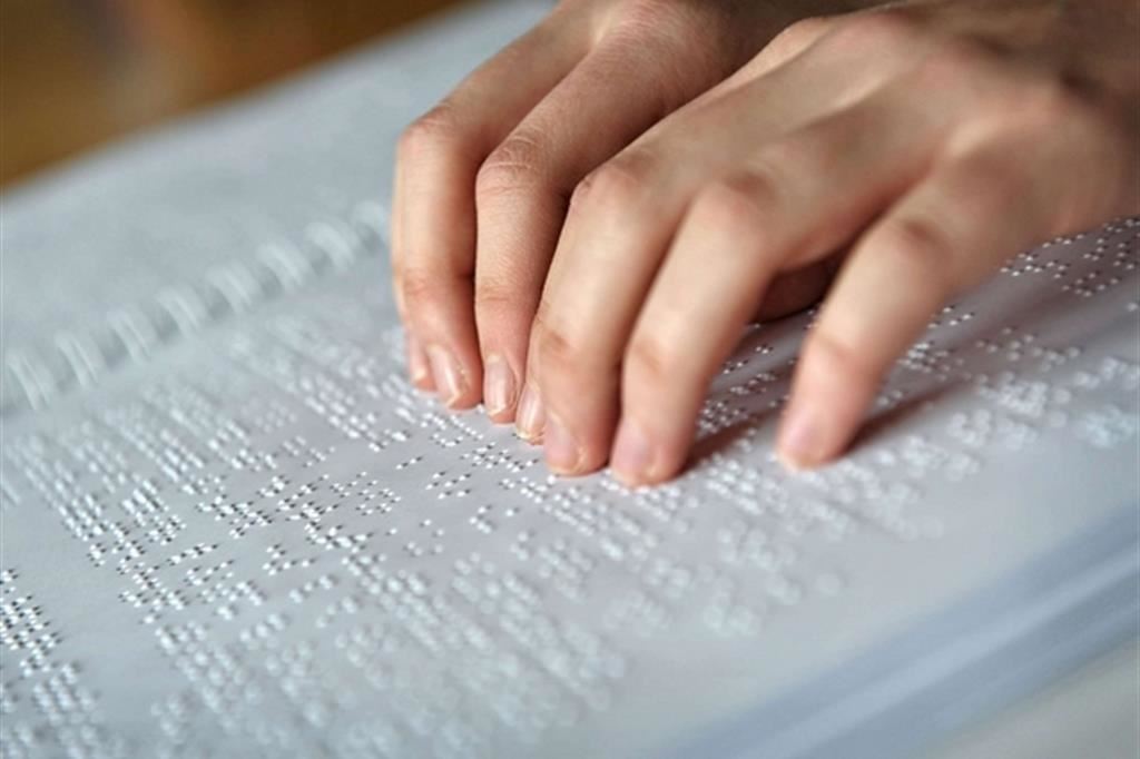Giochi da bendati e libri in Braille per capire il compagno cieco