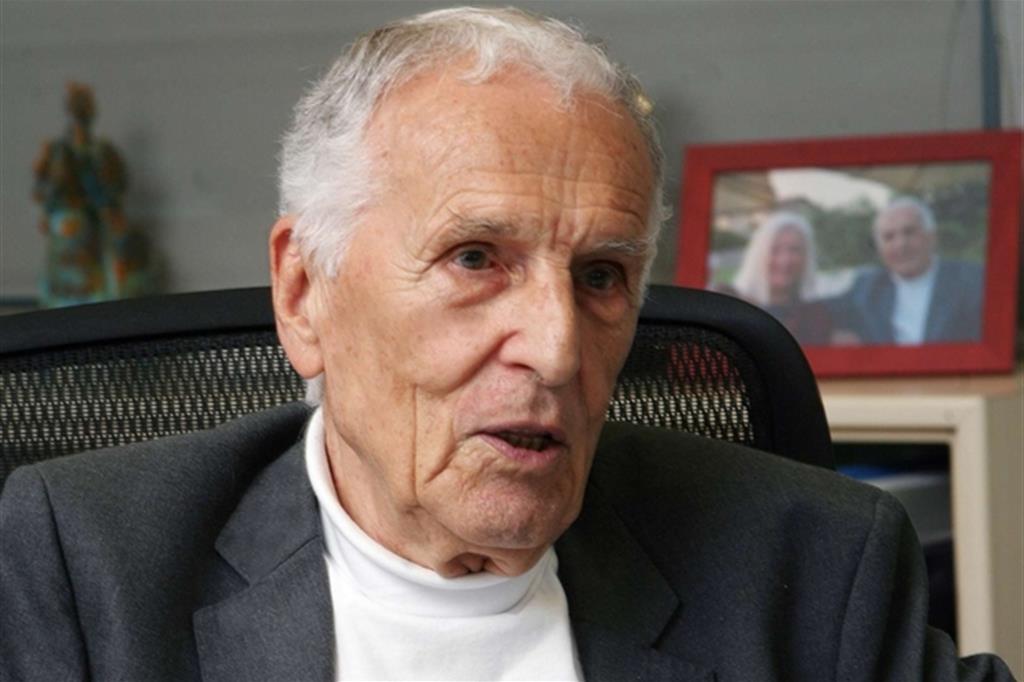 Il professor Silvio Garattini, 90 anni, nel suo studio milanese all’Istituto Mario Negri / Nevio Doz
