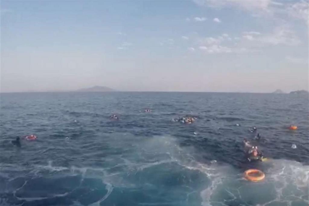 Naufragio nell'Egeo: otto corpi ritrovati nel relitto della barca
