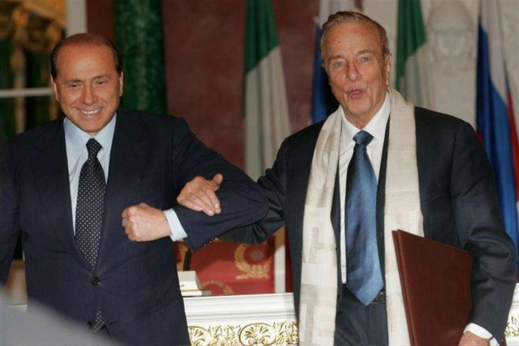 1994 - Viene eletto senatore della Repubblica nelle liste di Forza Italia. Viene poi rieletto nel 1996