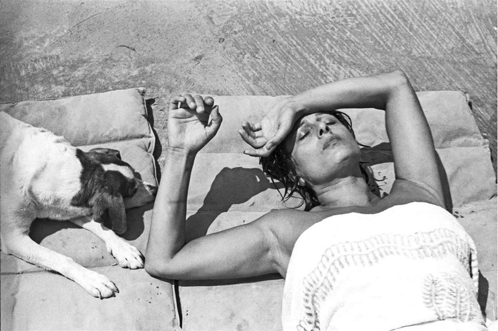 Anna Magnani nella sua villa a San Felice Circeo (Roma), 1955  foto Paolo Di Paolo, © Archivio Paolo Di Paolo (foto n.2 courtesy Collezione Fotografia MAXXI) - 