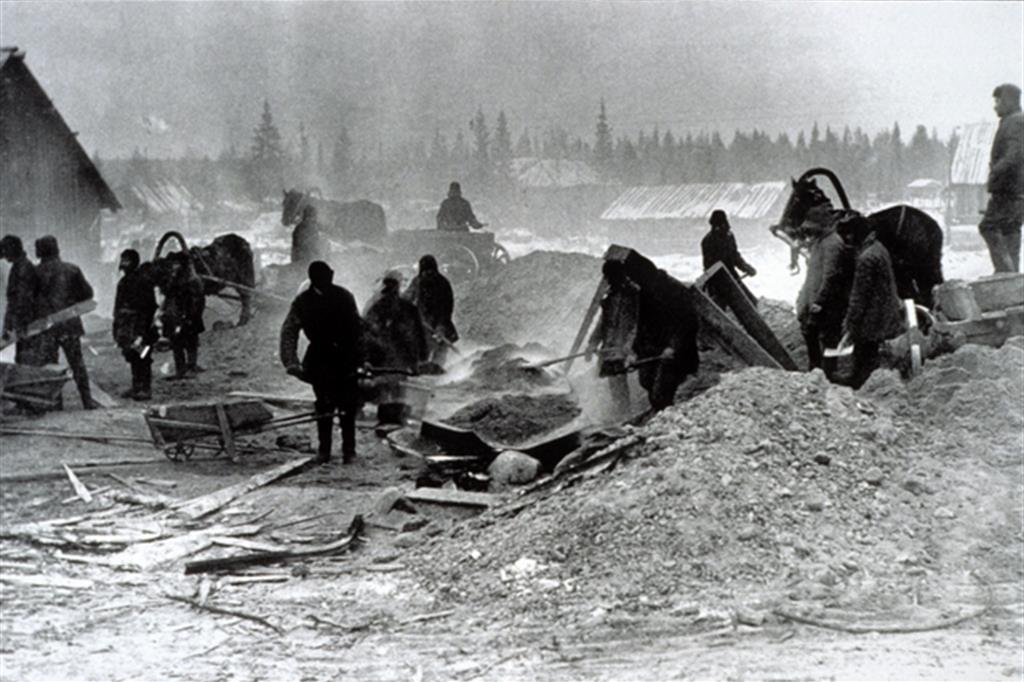 Prigionieri al lavoro nella costruzione del canale Mar Bianco-Mar Baltico tra il 1932 e il 1933