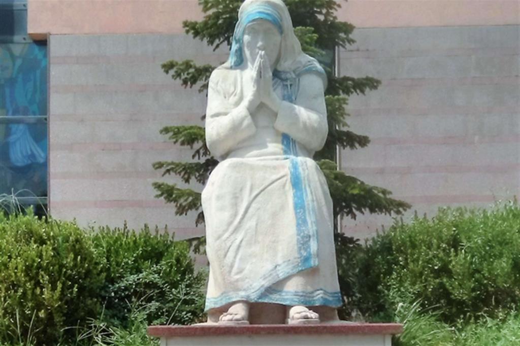La statua di Madre Teresa fuori dalla Cattedrale