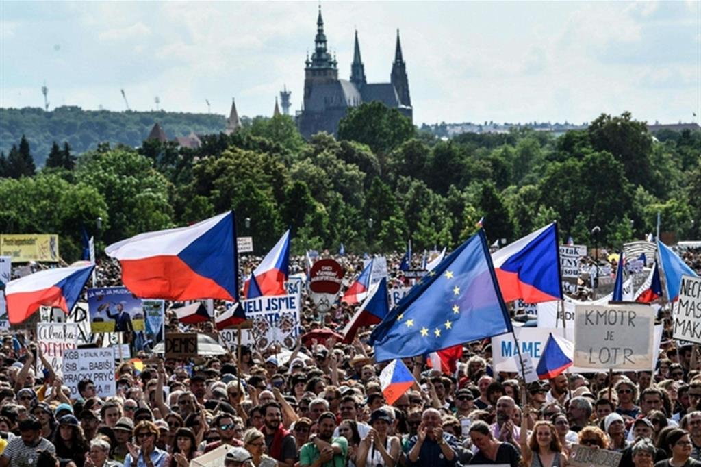 Praga, le proteste in piazza contro il premier Andrej Babis