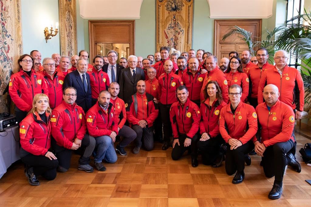 La delegazione del Corpo nazionale del Soccorso alpino e speleologico con il presidente Mattarella