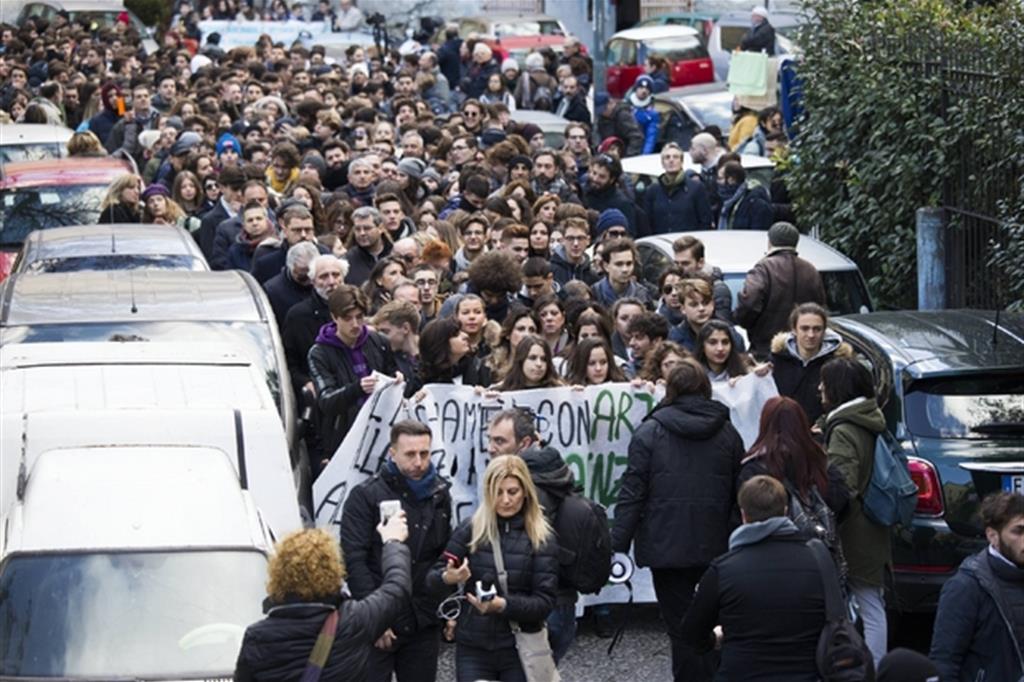 La grande manifestazione con cui i giovani napoletani si strinsero attorno a Maria Luisa Iavarone e suo figli Arturo  dopo l'aggressione, nel 2017