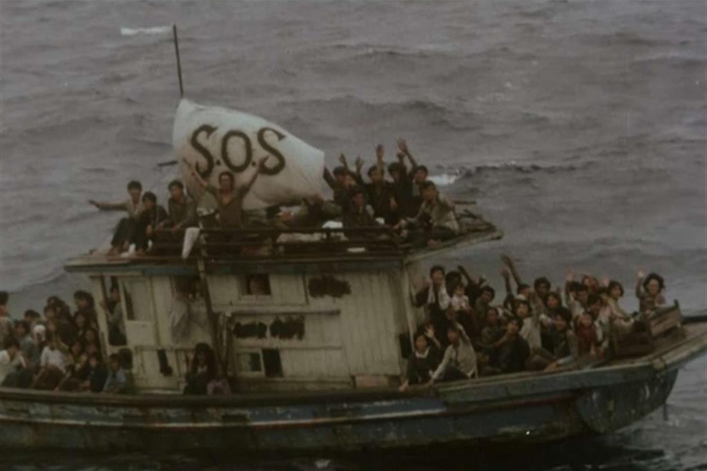 Profughi vietnamiti chiedono aiuto (Archivio Ufficio Storico della Marina Militare)