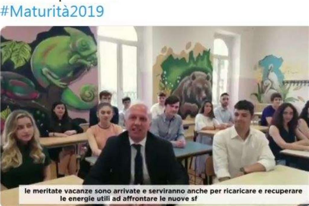 Il ministro Bussetti parla agli studenti che stanno preparando la maturità (da Twitter)
