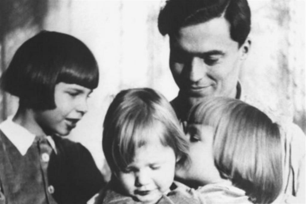 Il colonnello Claus von Stauffenberg nel 1940 con tre dei suoi figli. Da sinistra: Berthold, Franz-Ludwig e Heimeran
