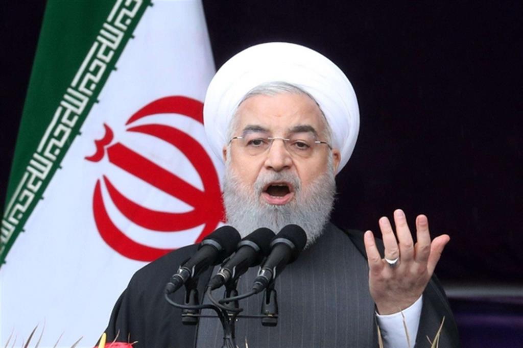 Il presidente iraniano Hassan Rohani arringa la folla riunitasi in piazza Azadi a Teheran (Ansa)
