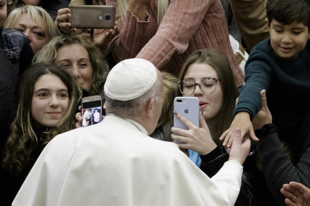 Il Papa saluta alcuni giovani prima di un'udienza generale (Fotogramma)