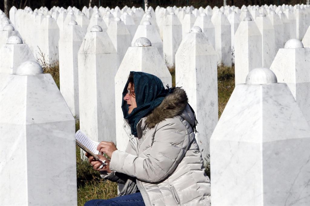 Il cimitero di Srebrenica, con le stele funerarie delle vittime dei massacri del 1995 (Ansa)