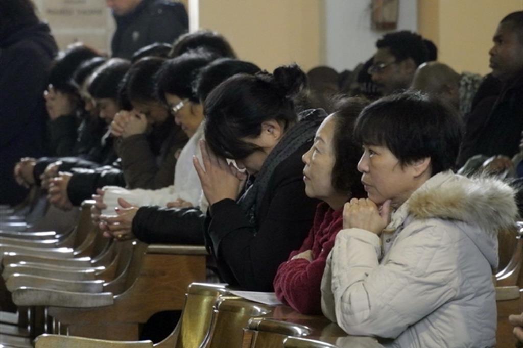 Fedeli cinesi in preghiera (Archivio Boato)