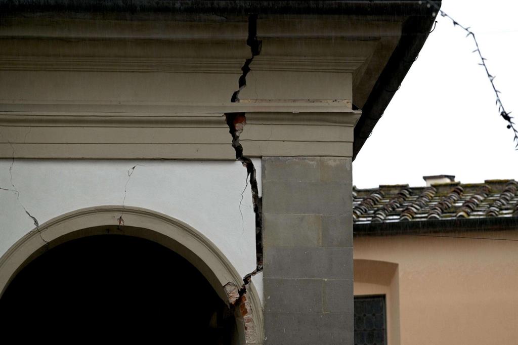 La pieve di San Silvestro danneggiata dalla scossa di terremoto a Barberino del Mugello (Ansa)