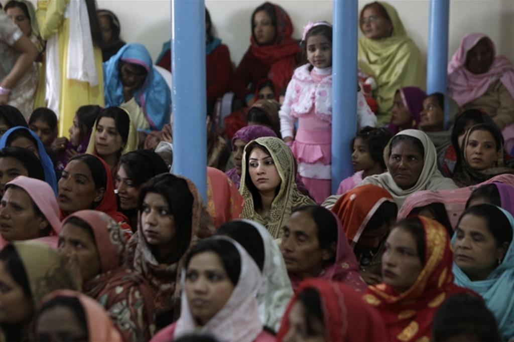 Ragazze cristiane in chiesa nella capitale pachistana Islamabad: molte finiscono, spesso con l’inganno, vittime della tratta