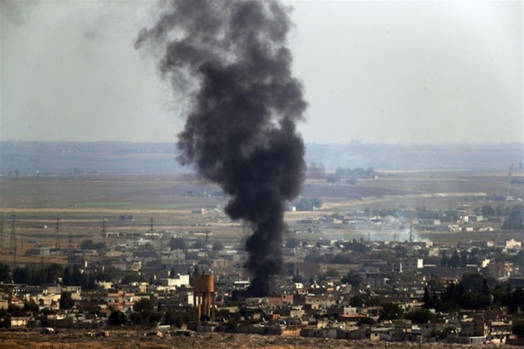 Fumo dei bombardamenti turchi su Ras al-Ayn, in territorio curdo siriano (Ansa)