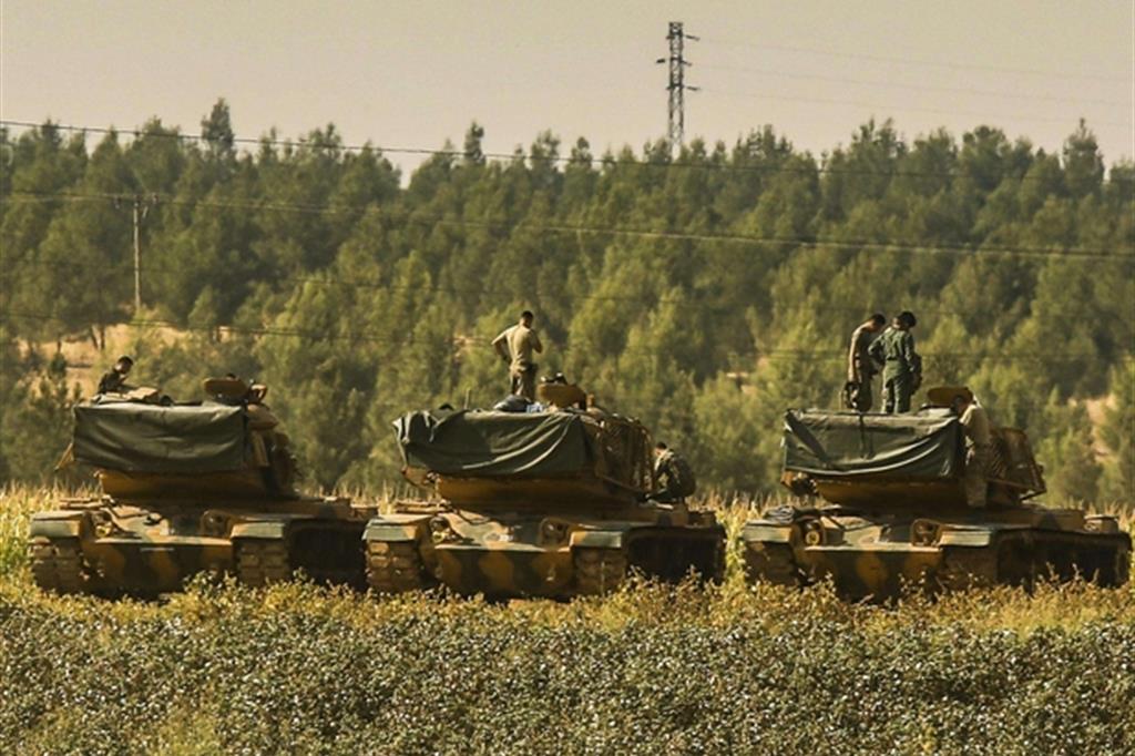 Militari turchi fermi al confine tra Turchia e Siria (Ansa)