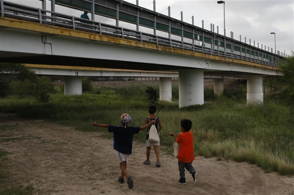 Bimbi guatemaltechi a Puerta Mexico bridge: l'accesso messicano a Brownsville in Texas (Ansa)