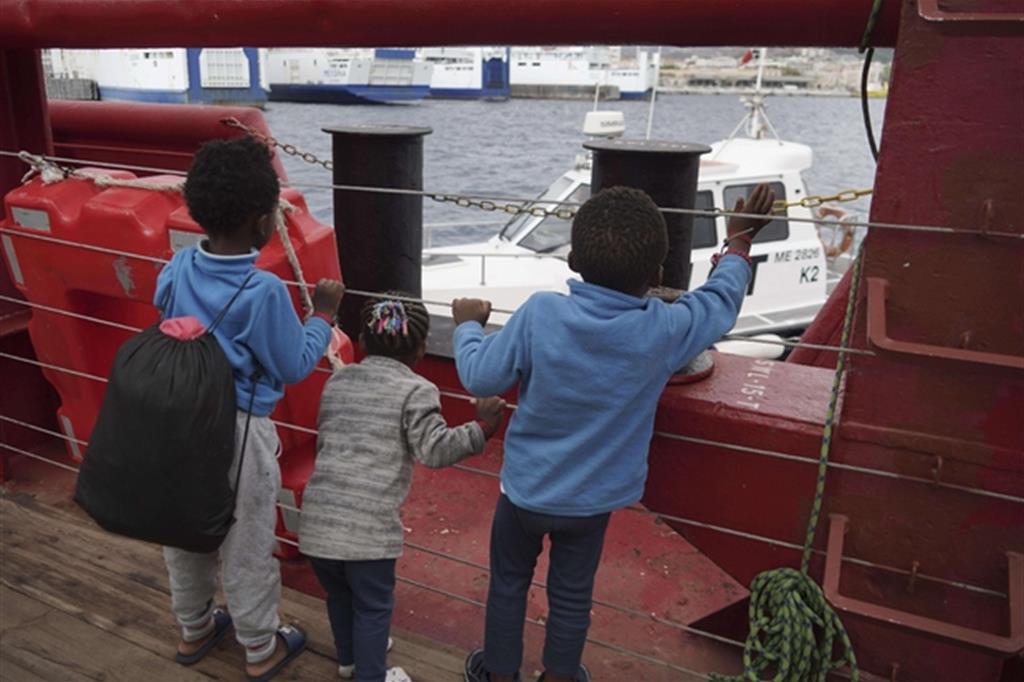 Bambini che attendono di essere sbarcati a Messina dalla nave Ocean Viking (Ansa)
