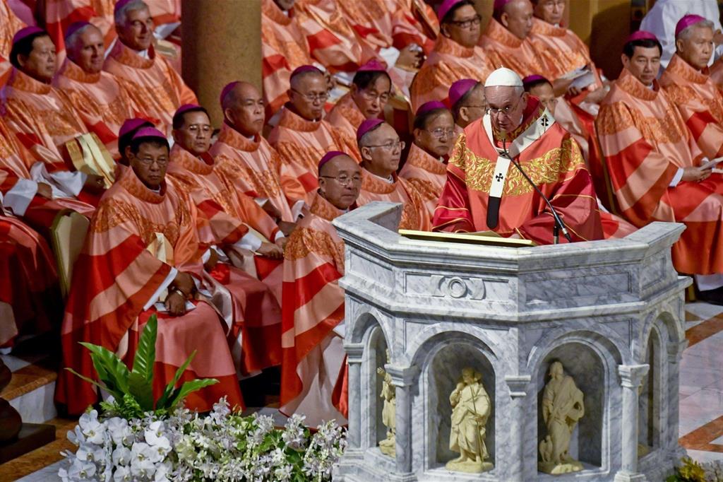 L'omelia del Papa alla Messa con i giovani in Cattedrale (Ansa)