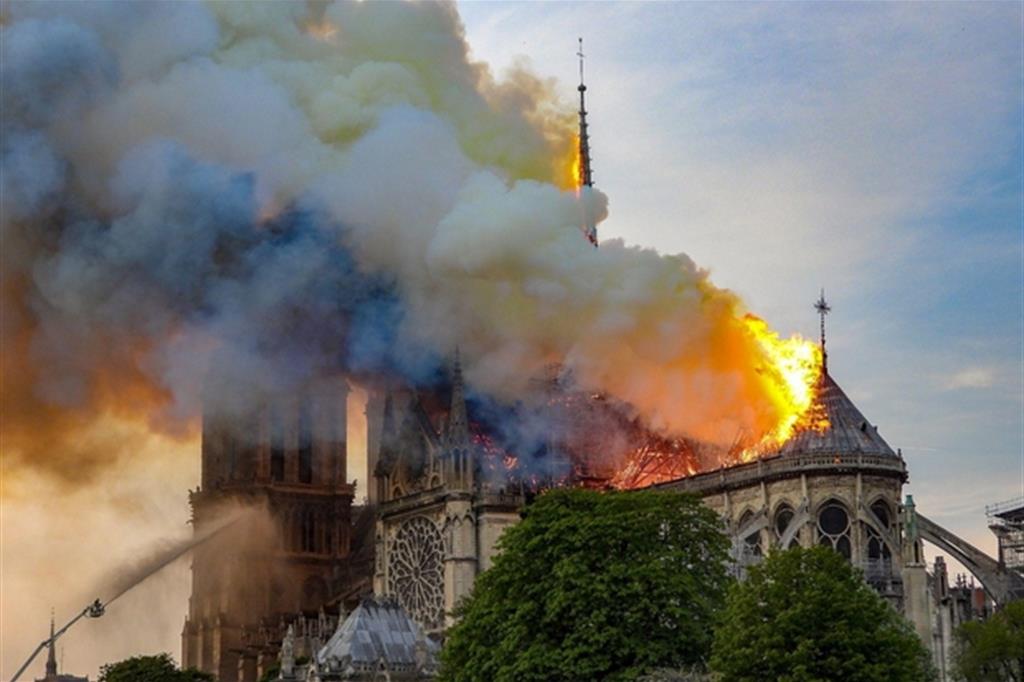 L'ìncendio di Notre Dame del 15 aprile a Parigi (Fotogramma)