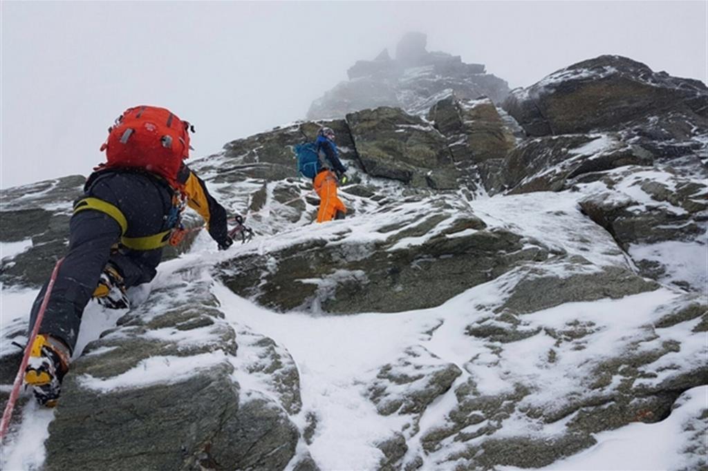 Una foto scattata nei pressi del rifugio Capanna Carrel (3.830 metri), sul Cervino, dal Soccorso alpino valdostano durante le operazioni di tentativo di recupero di due alpinisti inglesi bloccati a causa del maltempo nell'agosto del 2016