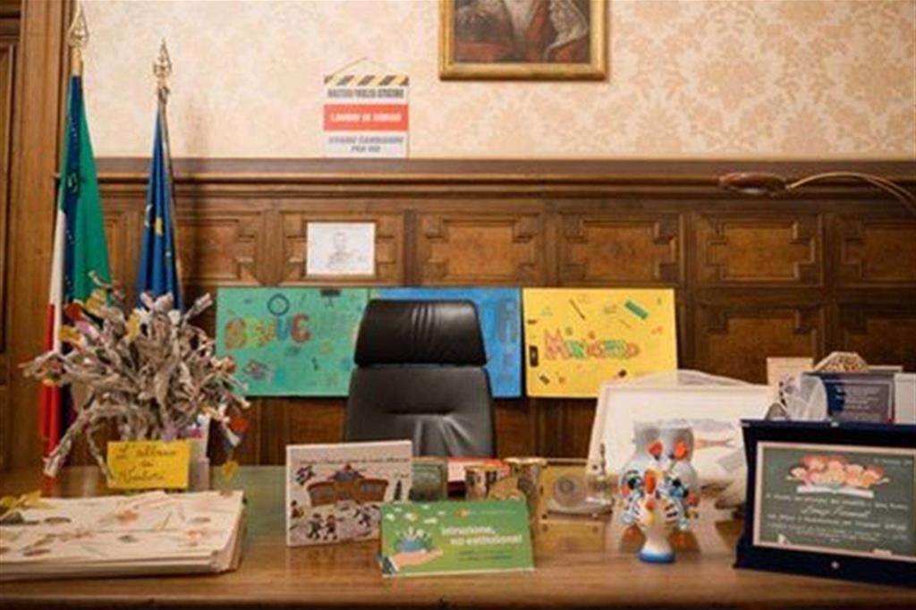 La foto della scrivania vuota postata su Facebook dall'ex ministro Fioramonti