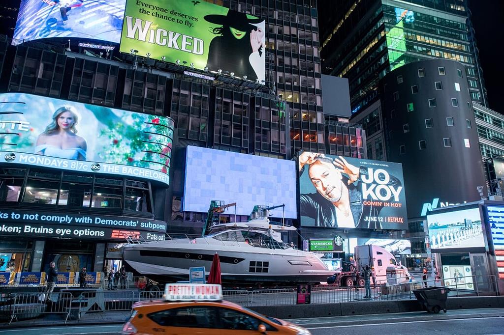 Uno yacht Azimut in Time Square