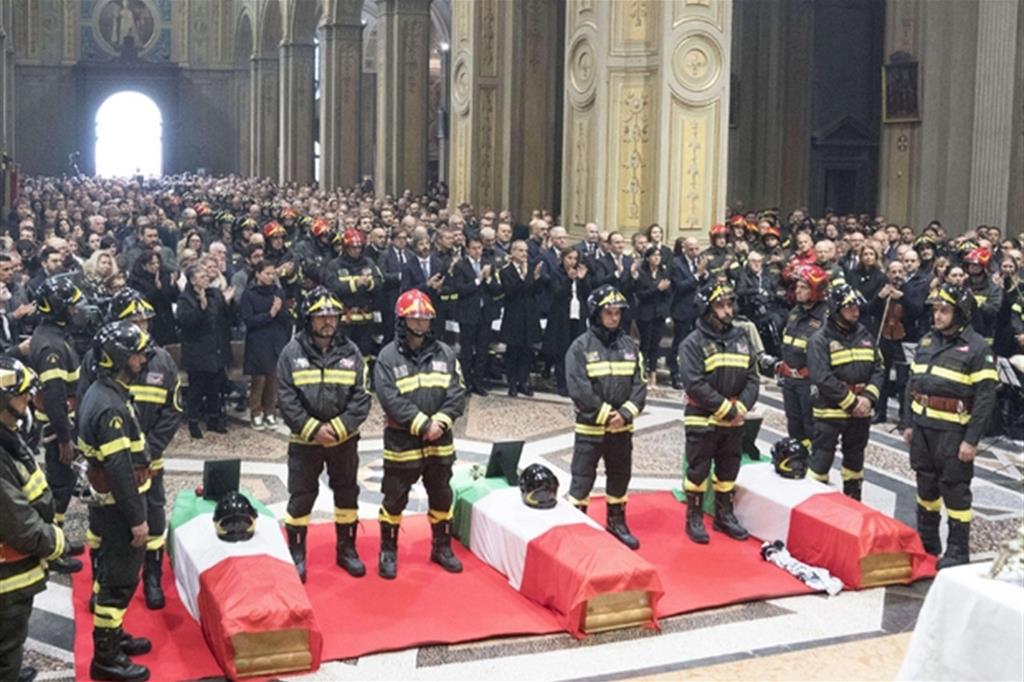 I funerali dei tre vigili del fuoco ad Alessandria (Ansa)