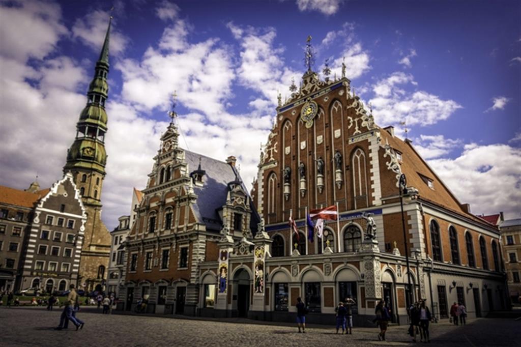 La piazza del Municipio della città vecchia di Riga, la capitale della Lettonia