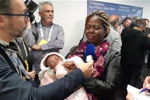 33 migranti da Lesbo in Italia con l'elemosiniere del Papa 