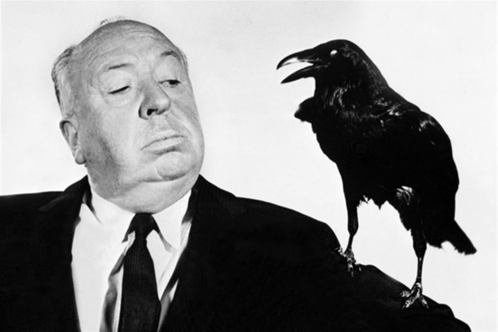 Alfred Hitchcock e un corvo durante la lavorazione del film “Gli uccelli” (1963)