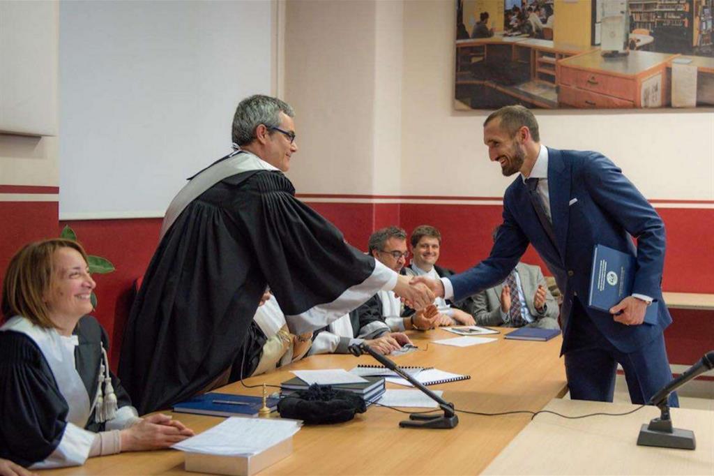 Il difensore azzurro della Juventus Giorgio Chiellini, 34 anni, il giorno della laurea in Economia all’Università di Torino