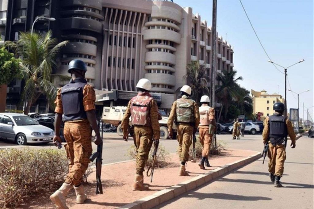 Polizia schierata nel centro della capiutale del Burkina Faso, Ouagadougou