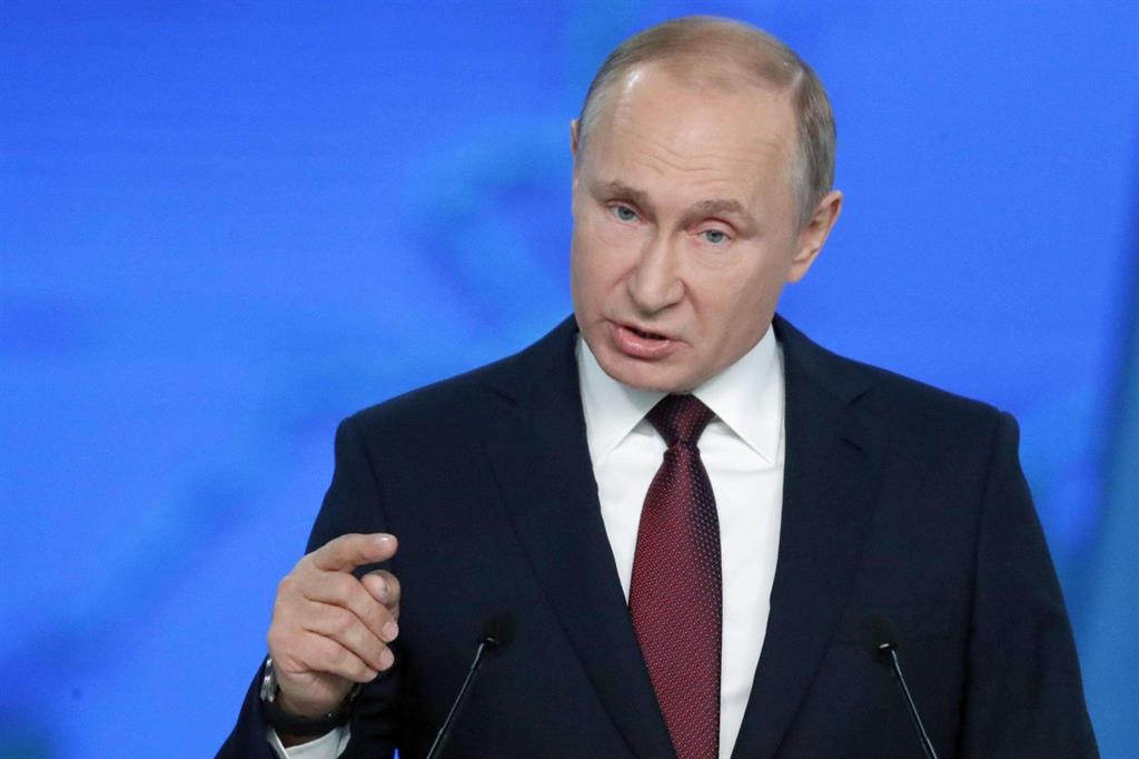 Vladimir Putin nel suo discorso in Parlamento (Ansa)