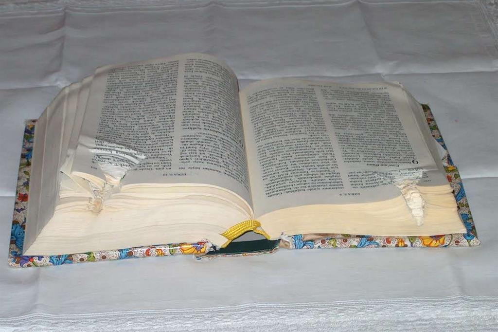 La copia della Bibbia in turco colpito da una delle due pallottole che hanno ucciso don Andrea Santoro
