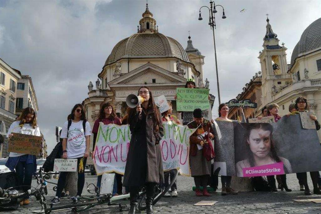 Un momento del presidio "Friday for future" organizzato ieri a Roma, in piazza del Popolo